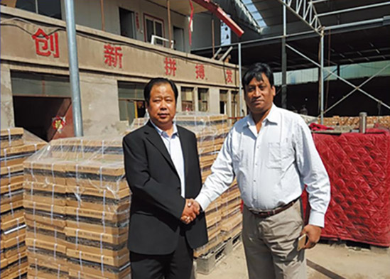 2018年4月印度客商來(lái)我公司廠區(qū)進(jìn)行業(yè)務(wù)洽談，李光華總經(jīng)理陪同進(jìn)行業(yè)務(wù)洽談并合影留念